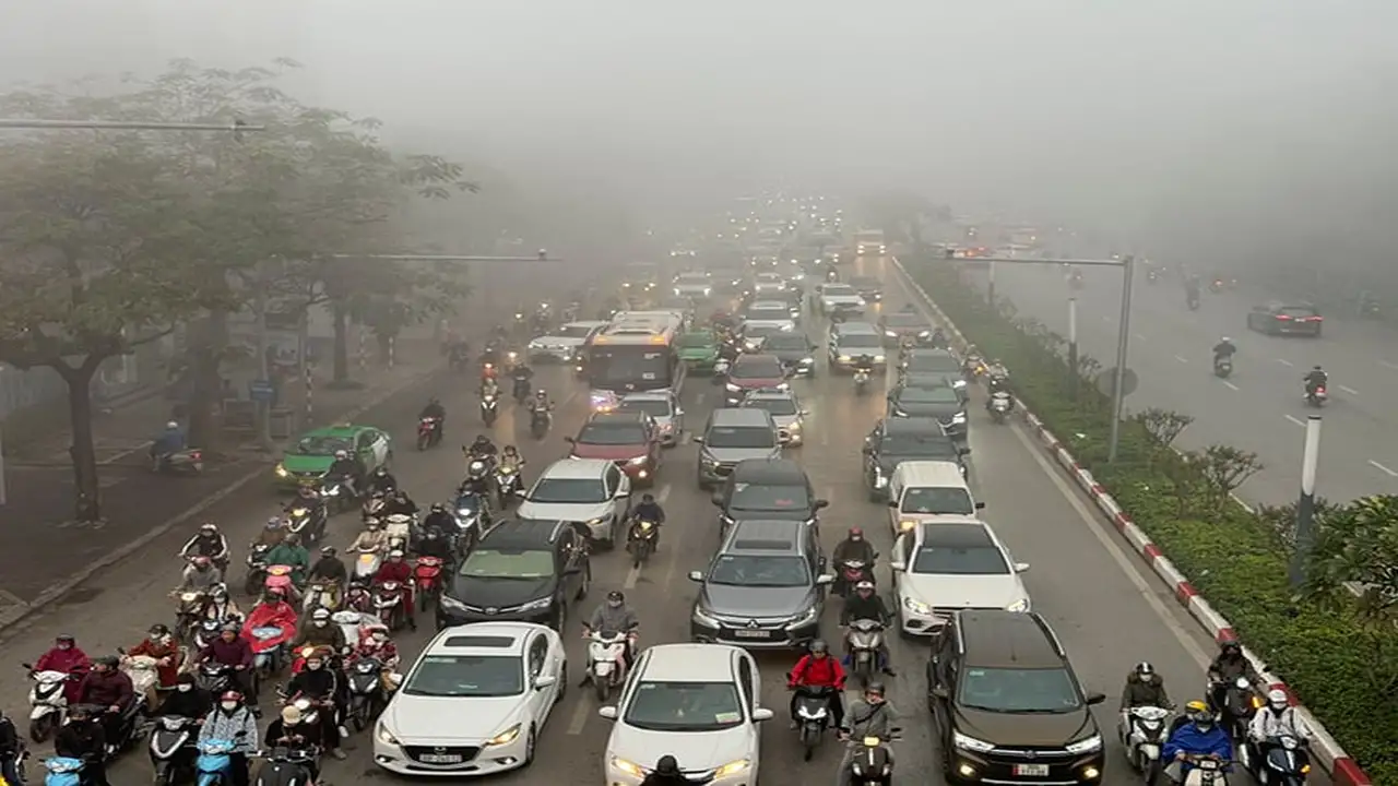 توقعات بانتشار الضباب الكثيف في شمال فيتنام واستمرار العواصف الرعدية بوسط البلاد